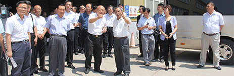 全國(guó)政協(xié)常委、經(jīng)濟(jì)委員會(huì)副主任陳錫文同志及省市領(lǐng)導(dǎo)前往吉林德翔物流有限公司參觀調(diào)研